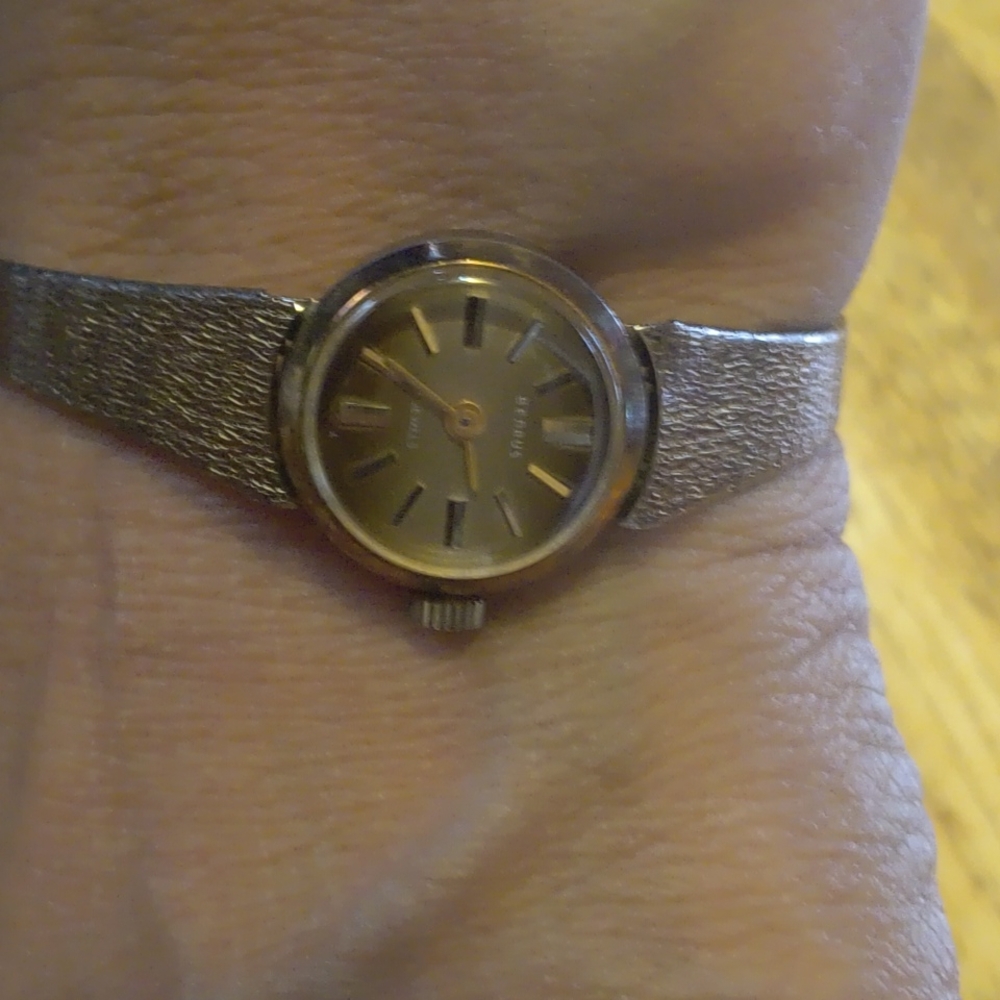 Vintage Benrus Ladies' Watch - 17 Jewels Mechanical
